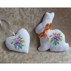 Upcycling Osterhase nähen – Deko aus alter Mitteldecke mit Kreuzstich