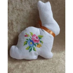 Upcycling Osterhase nähen – Deko aus alter Mitteldecke mit Kreuzstich