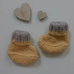VERSANDFERTIG! PIXIEMÜTZE und BOOTIES zweiteiliges Neugeborenenset handgestrickt zur Geburt in zartem Gelb von zimtblüte