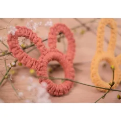 Verspielte Makramee Hasenohren als Osterdeko oder Serviettenring | Geschenkidee aus Baumwolle