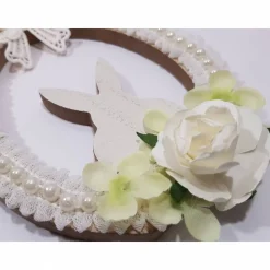 Verspielte weiße Osterhasen Deko mit Spitze Perlen Rosen