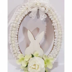 Verspielte weiße Osterhasen Deko mit Spitze Perlen Rosen