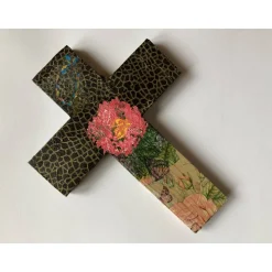 Verziertes Holzkreuz als Geschenk für Geburt, Taufe, Kommunion oder Konfirmation,