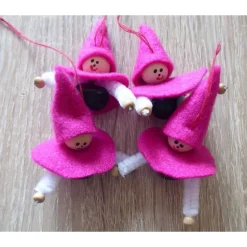 vier kleine Filzwichtel mit Glöckchen - pink-weiß-schwarz