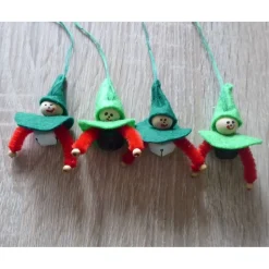 vier kleine Filzwichtel mit Glöckchen - (2x grün-rot-weiß + 2x grün-rot-schwarz)