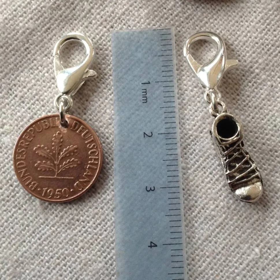 Vintage Geschenkset / Anhängerset mit Pfennig & Turnschuh