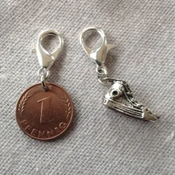 Vintage Geschenkset / Anhängerset mit Pfennig & Turnschuh