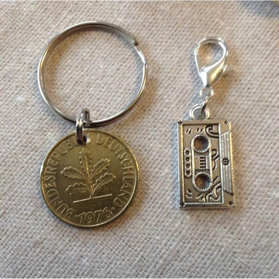 Vintage Geschenkset: Schlüsselanhänger mit alter Münze & Kassetten-Anhänger