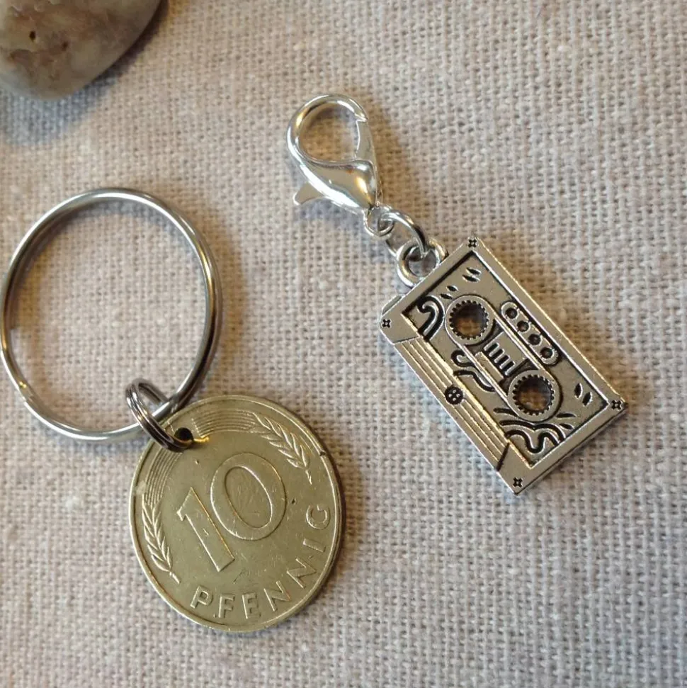 Vintage Geschenkset: Schlüsselanhänger mit alter Münze & Kassetten-Anhänger