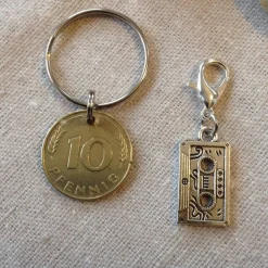 Vintage Geschenkset: Schlüsselanhänger mit alter Münze & Kassetten-Anhänger