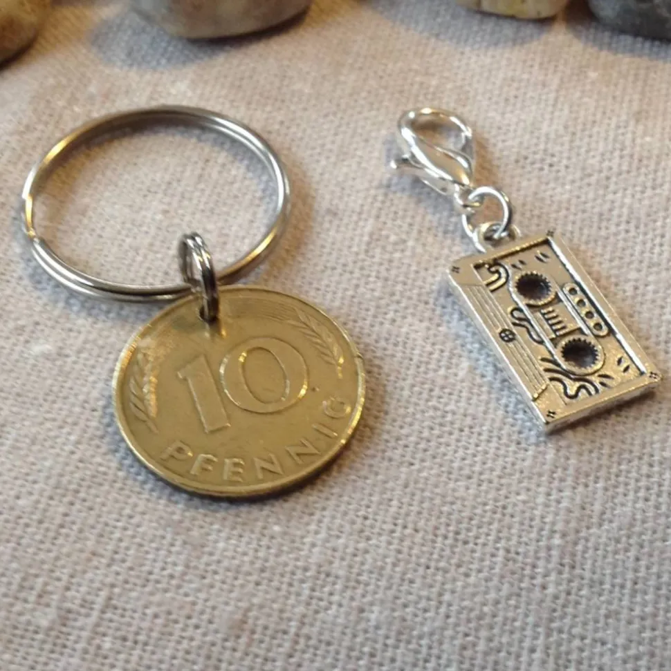Vintage Geschenkset: Schlüsselanhänger mit alter Münze & Kassetten-Anhänger