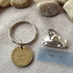 Vintage Geschenkset: Schlüsselanhänger mit alter Münze & Auto-Anhänger