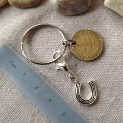 Vintage Geschenkset: Schlüsselanhänger mit alter Münze & Hufeisenanhänger