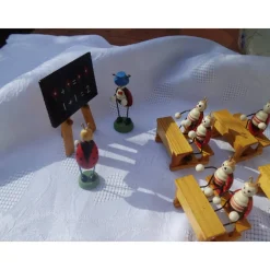 Vintage MINIATUR Holzschule Marienkäfer Käfer Käferschule Holzdeko Holzfigur Ostern Frühling Schule Holz