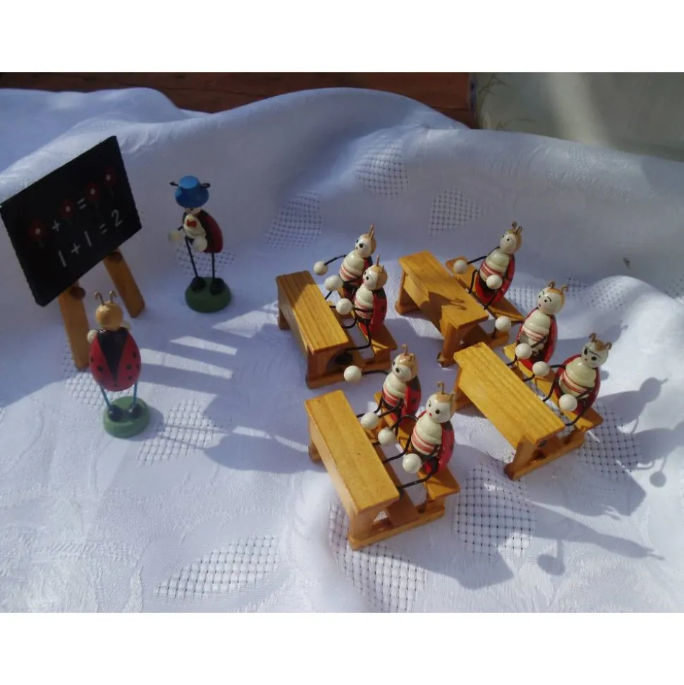 Vintage MINIATUR Holzschule Marienkäfer Käfer Käferschule Holzdeko Holzfigur Ostern Frühling Schule Holz