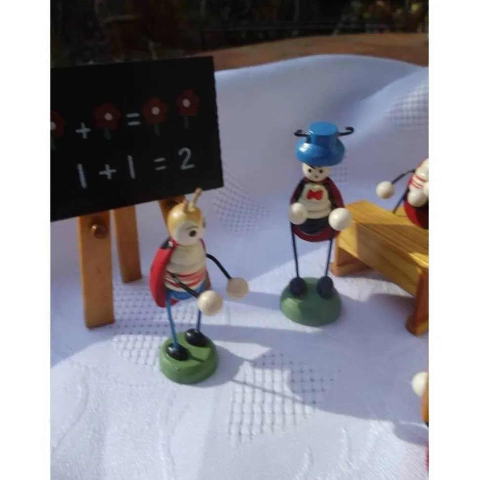 Vintage MINIATUR Holzschule Marienkäfer Käfer Käferschule Holzdeko Holzfigur Ostern Frühling Schule Holz