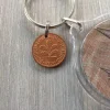 Vintage Schlüsselanhänger mit Glückspfennig und 50-Mark-Schein-Duplikat