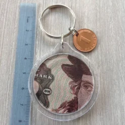 Vintage Schlüsselanhänger mit Glückspfennig und 50-Mark-Schein-Duplikat