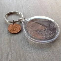 Vintage Schlüsselanhänger mit Glückspfennig und 50-Mark-Schein-Duplikat