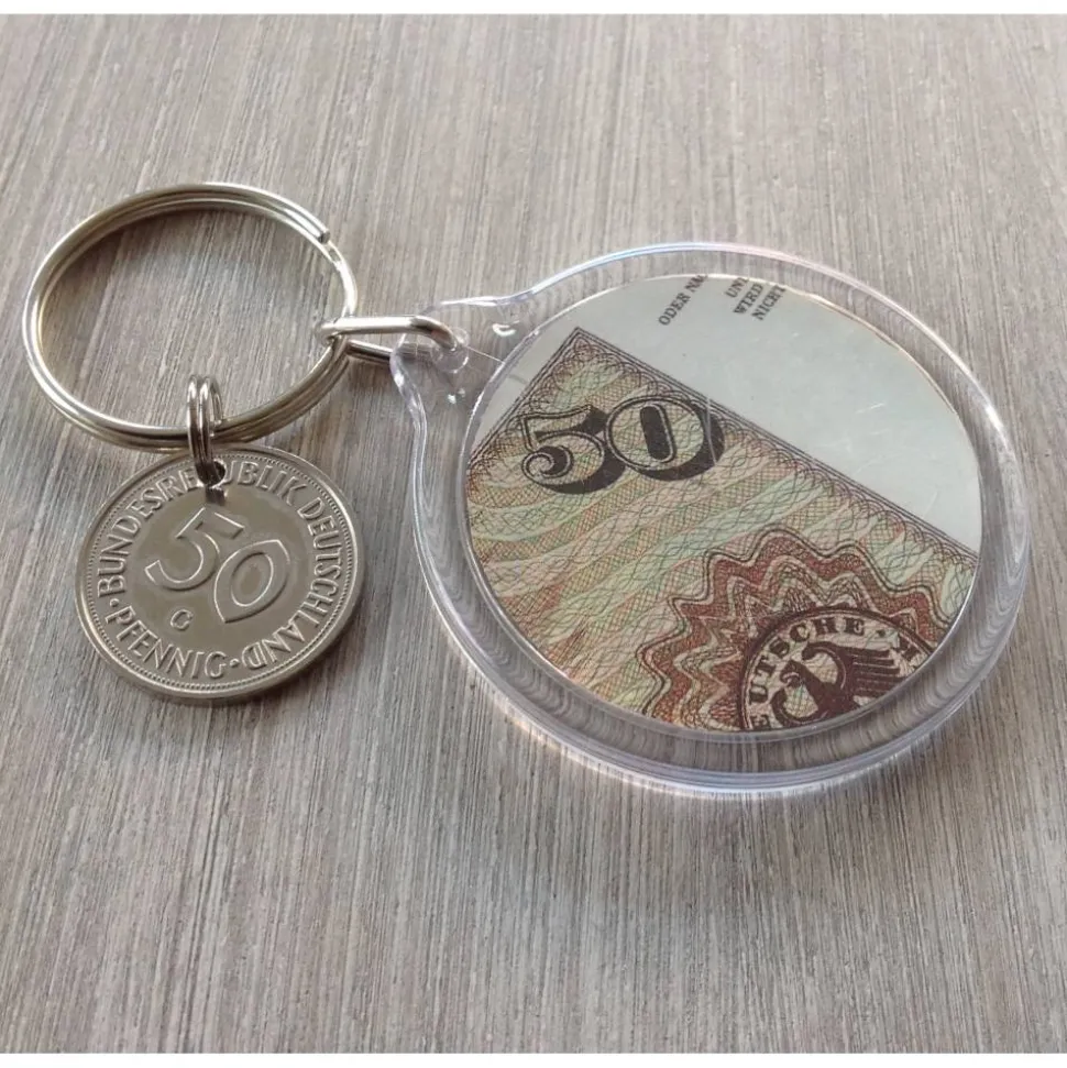 Vintage Schlüsselanhänger mit 50-Pfennig-Stück und 50-Mark-Schein-Duplikat