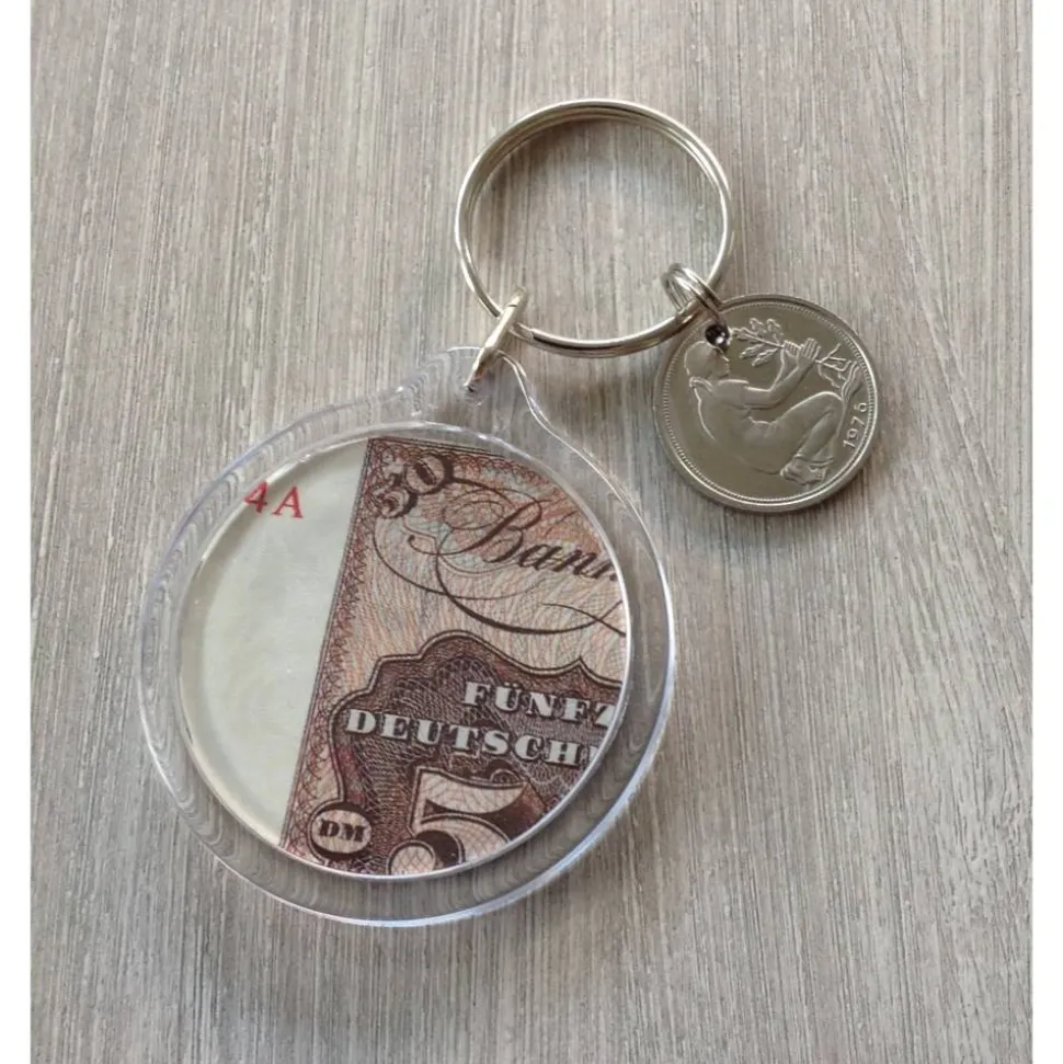 Vintage Schlüsselanhänger mit 50-Pfennig-Stück und 50-Mark-Schein-Duplikat