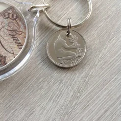 Vintage Schlüsselanhänger mit 50-Pfennig-Stück und 50-Mark-Schein-Duplikat