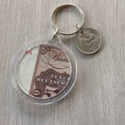 Vintage Schlüsselanhänger mit 50-Pfennig-Stück und 50-Mark-Schein-Duplikat