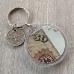 Vintage Schlüsselanhänger mit 50-Pfennig-Stück und 50-Mark-Schein-Duplikat