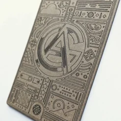 Visitenkarten mit personalisiertem Design auf Kraftpapier - Geschenkkarten und Business-Karten mit präziser Gravur