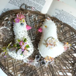 Vogel Ornament creme bunt beidseitig bestickt Unikat Osterdeko handmade shabby chic Wohneko