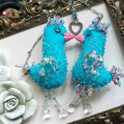 Vogel Ornament türkis rosa beidseitig handbestickt Unikat Osterdeko Shabby Chic Landhausstil