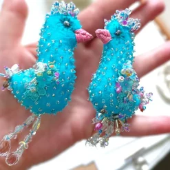 Vogel Ornament türkis rosa beidseitig handbestickt Unikat Osterdeko Shabby Chic Landhausstil