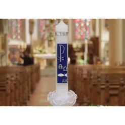 von Hand verzierte, schlichte weiße Taufkerze in enzian oder rosa mit Pax, Fisch und Wellen, Schriftzug -Hl. Taufe-