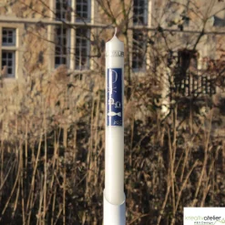 von Hand verzierte, schlichte weiße Taufkerze in enzian oder rosa mit Pax, Fisch und Wellen, Schriftzug -Hl. Taufe-