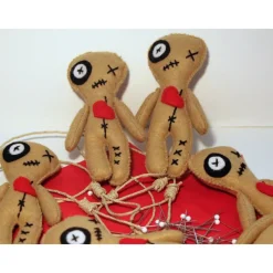 Voodoo Puppe aus Filz handgenäht und bestickt, ein ideales Nadelkissen, Deko für Halloween, Hexen