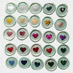 Wachssiegel mit bunten Hologramm Herzen – 50 handgemachte, selbstklebende Siegelaufkleber, Unikat