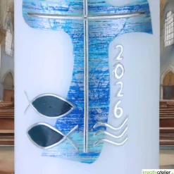 Wasser des Lebens – Moderne Osterkerze religiös mit blauem Kreuz in Wellenform, Fischen & Wellen