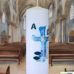 Wasser des Lebens – Moderne Osterkerze religiös mit blauem Kreuz in Wellenform, Fischen & Wellen