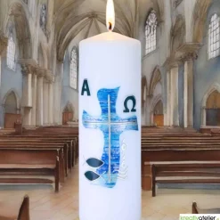 Wasser des Lebens – Moderne Osterkerze religiös mit blauem Kreuz in Wellenform, Fischen & Wellen