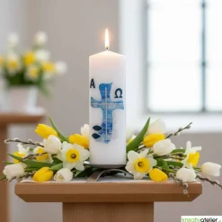 Wasser des Lebens – Moderne Osterkerze religiös mit blauem Kreuz in Wellenform, Fischen & Wellen