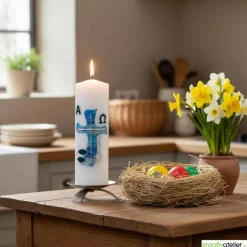 Wasser des Lebens – Moderne Osterkerze religiös mit blauem Kreuz in Wellenform, Fischen & Wellen