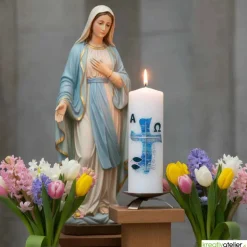 Wasser des Lebens – Moderne Osterkerze religiös mit blauem Kreuz in Wellenform, Fischen & Wellen