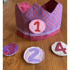 Weiche Geburtstagskrone für Mädchen mit auswechselbaren Zahlen, mit Klett verstellbare Weite Baumwolle