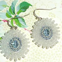 Weiße boho Ohrringe mit hellblau handgemacht Brautschmuck Glas silberfarben