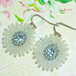 Weiße boho Ohrringe mit hellblau handgemacht Brautschmuck Glas silberfarben