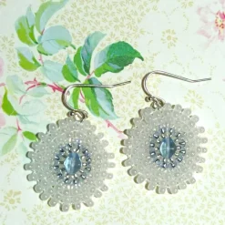 Weiße boho Ohrringe mit hellblau handgemacht Brautschmuck Glas silberfarben