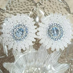Weiße boho Ohrringe mit hellblau handgemacht Brautschmuck Glas silberfarben