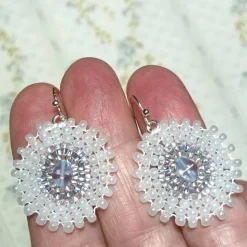 Weiße boho Ohrringe mit hellblau handgemacht Brautschmuck Glas silberfarben