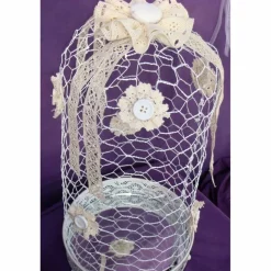 Weiße Drahthaube mit Spiegeltablett – edle Shabby-Stil Deko für Taufe & Hochzeit, Spitze & Holzknauf