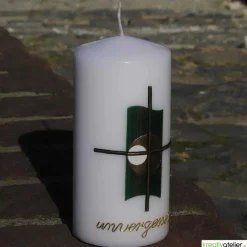 weiße, kleine Trauerkerze/Gedenkkerze mit Kreuz und Echtwachsbeschriftung "unvergessen", Kerze zum Gedenken